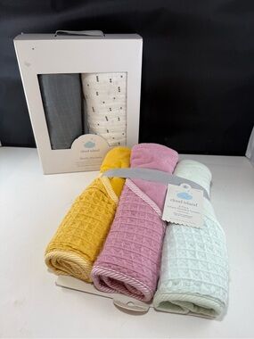 cloud island Waffle 3 Hooded Baby Towels & 2 muslin swaddling blankets NEW
